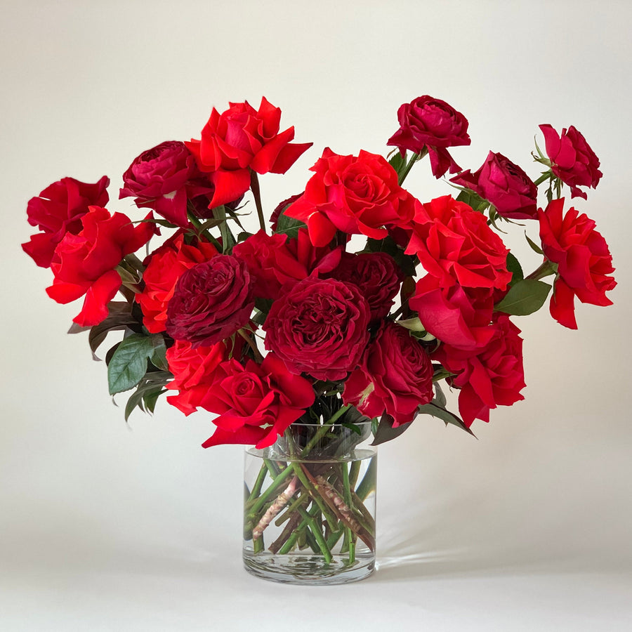 Red rose bouquet presented in vase